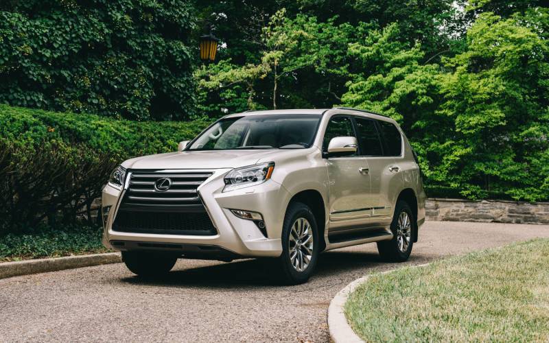 Comparison Lexus GX 460 Luxury 2018 vs Chevrolet Tahoe Premier